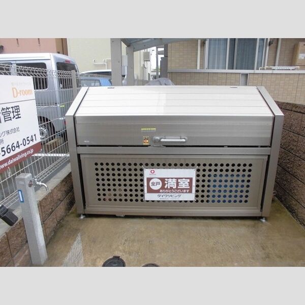 ソレーユ102号室 ゴミストッカー