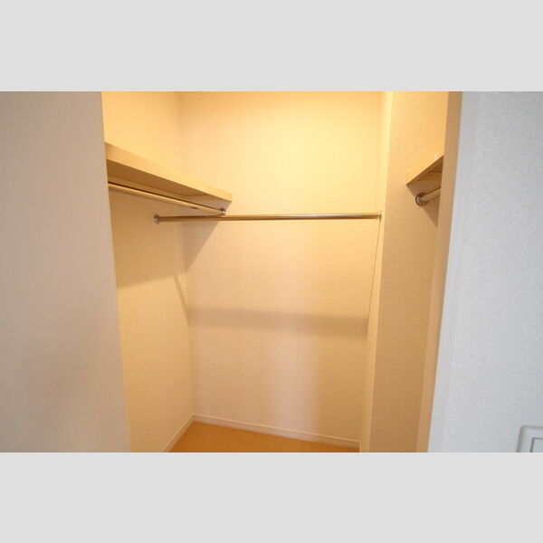 クレールⅦ102号室 たっぷり収納できるウォークインクローゼット
