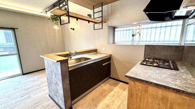 モダンカフェ Kitchen House羽村 料理好きにうれしいアイアン吊り棚付きⅡ型キッチン