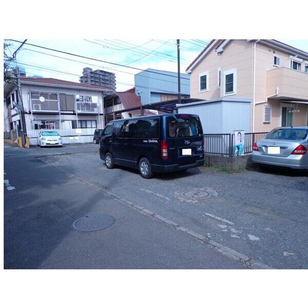 コーポ谷上 駐車場