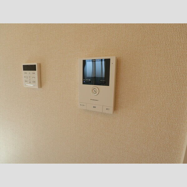 セレスティンワール　A棟102号室 モニター付きインターホン　給湯器リモコン