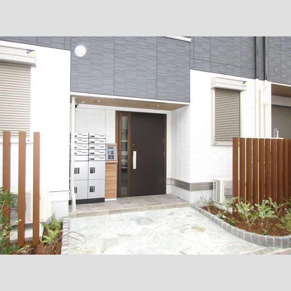Blancheneige　A棟201号室 A棟　エントランス入口
