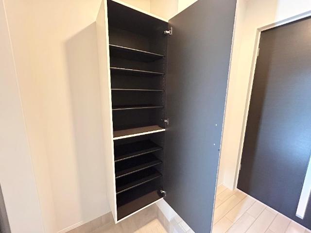 ルナフォーリア105号室 下駄箱