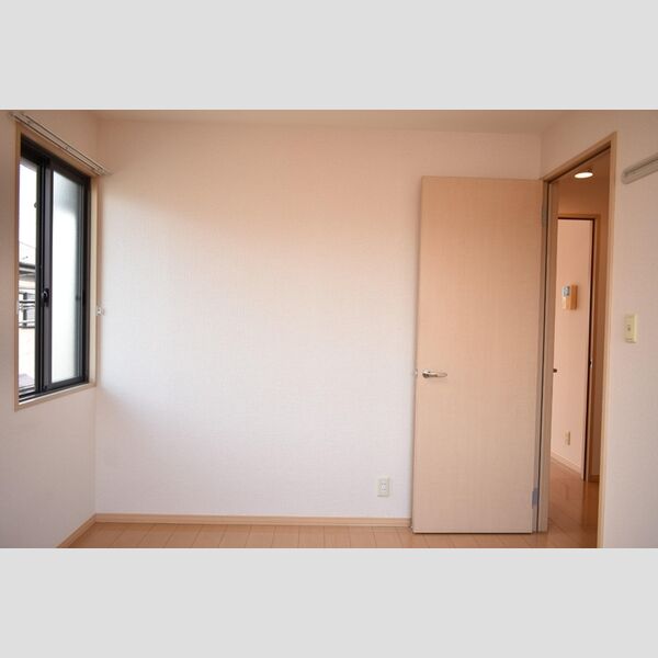 Momo House201号室 玄関側洋室