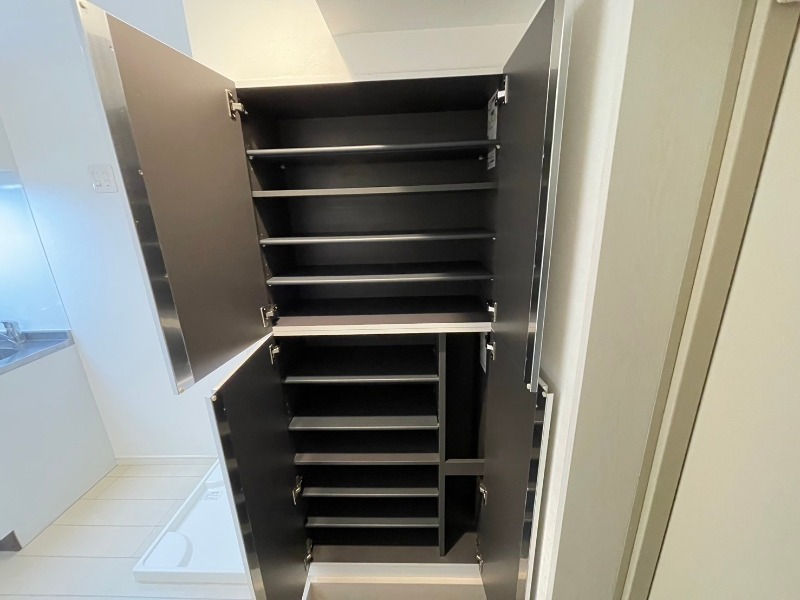 ラヴィエント南千住Ⅴ6階 下足入れ