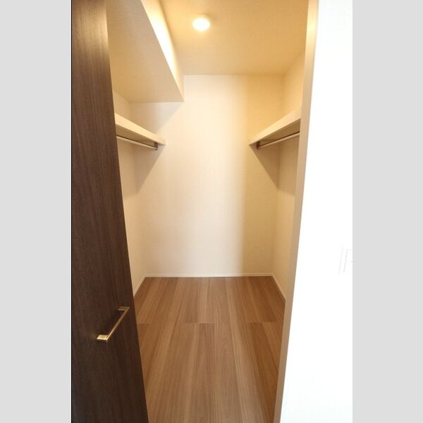 ハイピクチャー　　E棟302号室 ウォークインクローゼット