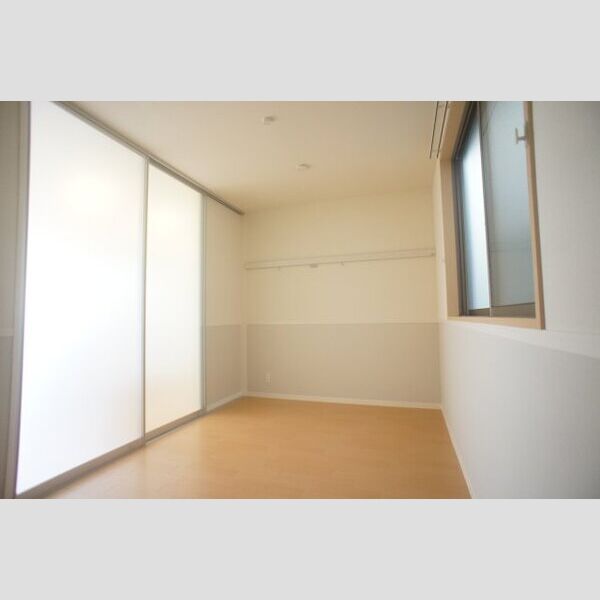 シャーメゾン　コルヌイエ 採光の取れた洋室♪ピクチャーレール有り