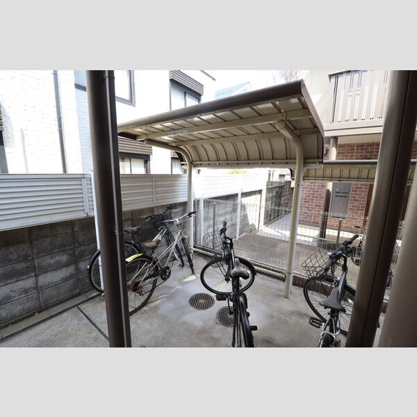 レジデンスけやき102号室 屋根付き駐輪場