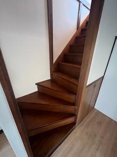 【程久保１丁目】ペットと楽しく暮らせる戸建て 階段