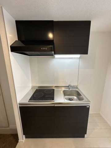 ウィルジューン六浦103号室 ２口ＩＨヒーターで料理する方も満足♪キッチン収納スペースも豊富です★