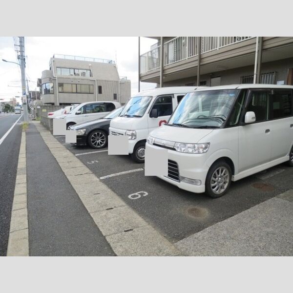 コンドミニアムアルファ202号室 駐車場