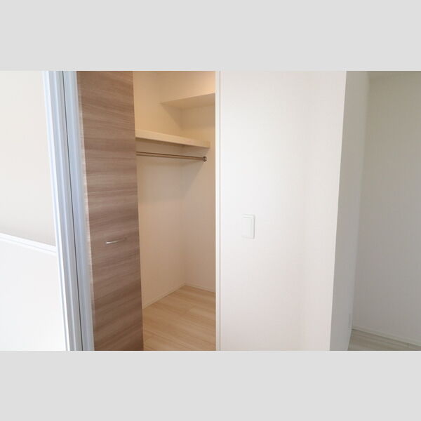 フラーリッシュ203号室 ウォークインクローゼット