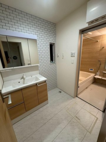 シーズライクガーデン大宮寿能 三面鏡で使いやすい洗面台