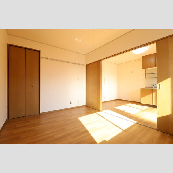 パークロイヤル　B202号室 南側洋室からDK