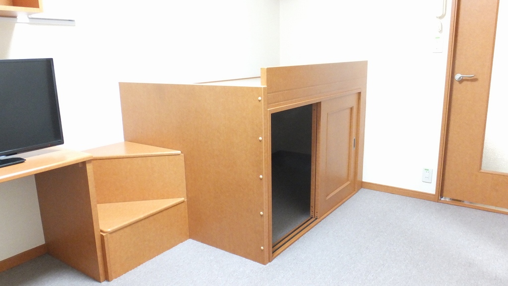 レオパレス植木209号室 ベッド下にも、収納スペースが御座います。