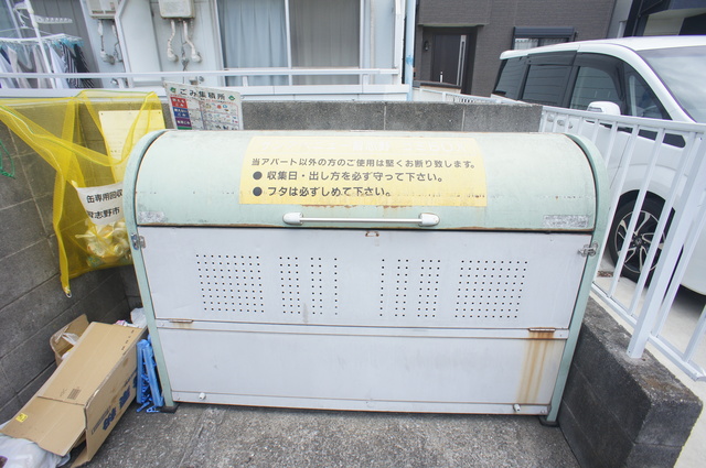 ブロードフラット0106号室 敷地内ゴミ捨て場