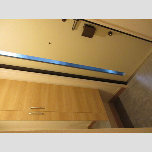 蒼の杜　空106号室 玄関脇には鏡付きのシューズボックスがあります!