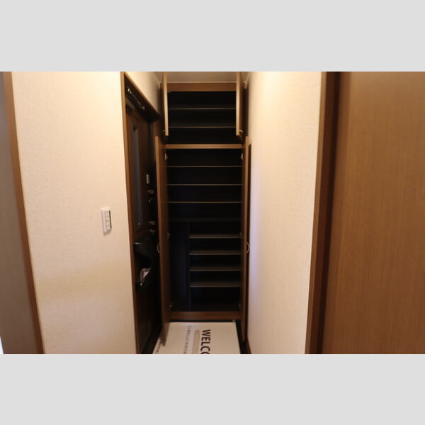 ウィルモア 壱番館・弐番館 玄関・シューズボックス(トールタイプ)