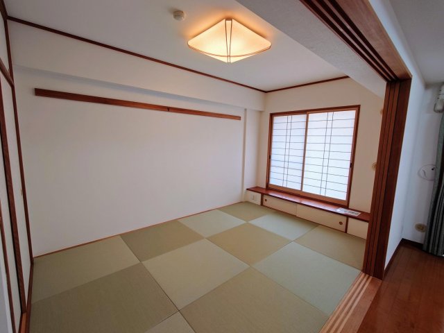 ライオンズガーデン戸田公園 畳、襖紙新規張り替え済み！床下収納有、広々和室♪