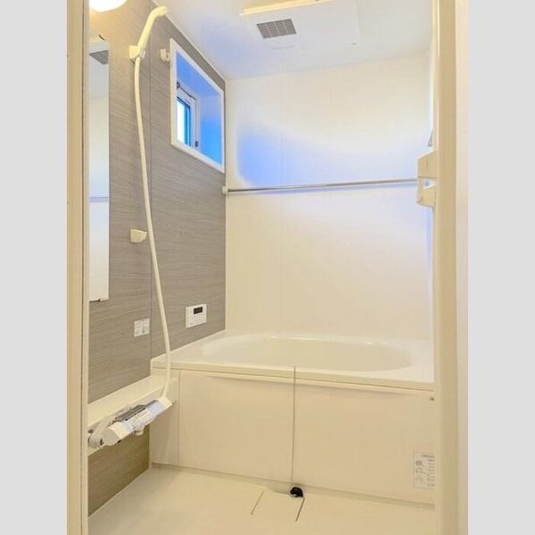 クレール藤沢Ⅱ 浴室には窓、追い炊き機能付き!