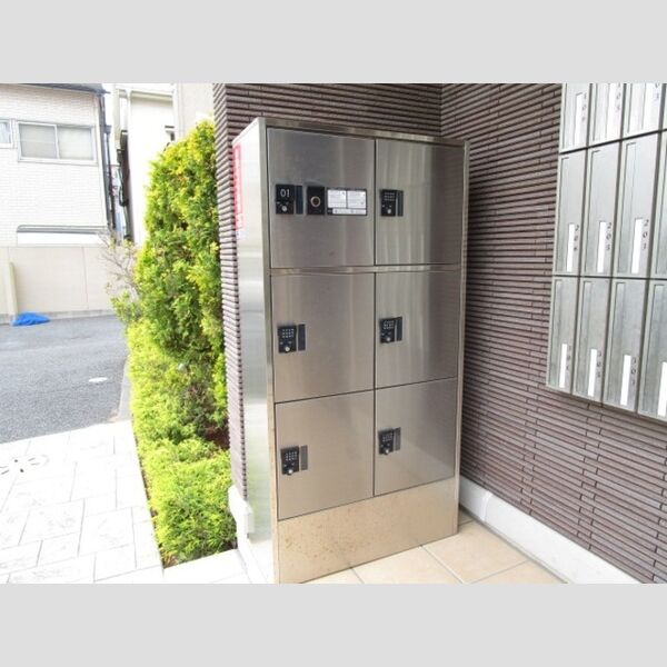 ルーチェ南八幡306号室 宅配ボックス