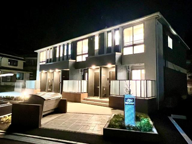 アズール 外観写真（夜）