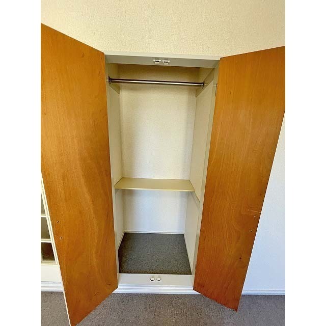 相川マンション304号室 ハンバーパイプつきの物入