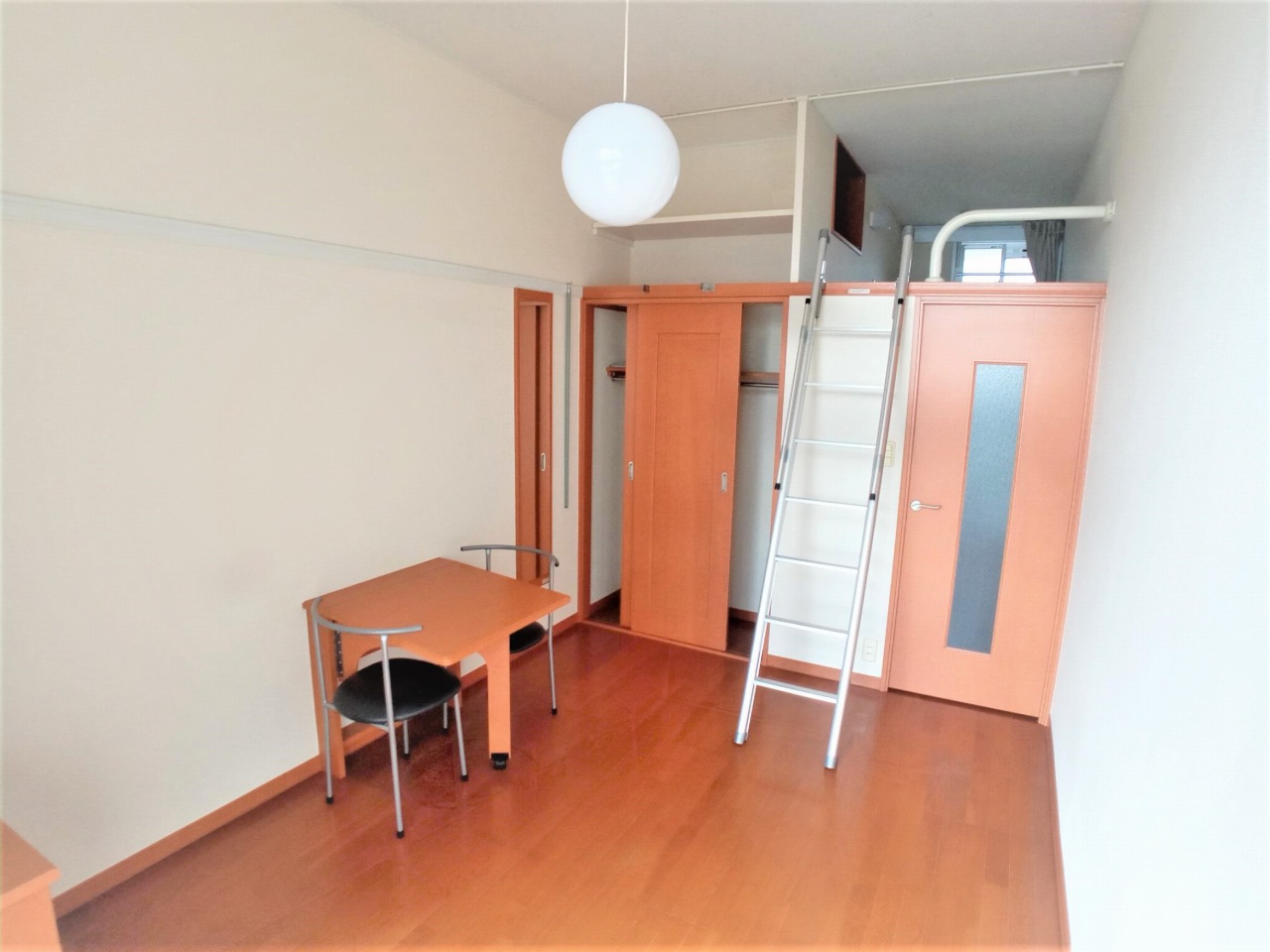 レオパレスＭＬハロープラザ 天井が高く開放的な室内です。