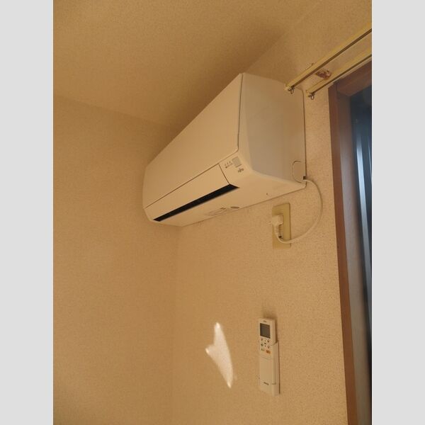 セゾン西橋本101号室 DKに設置してあるエアコンです。