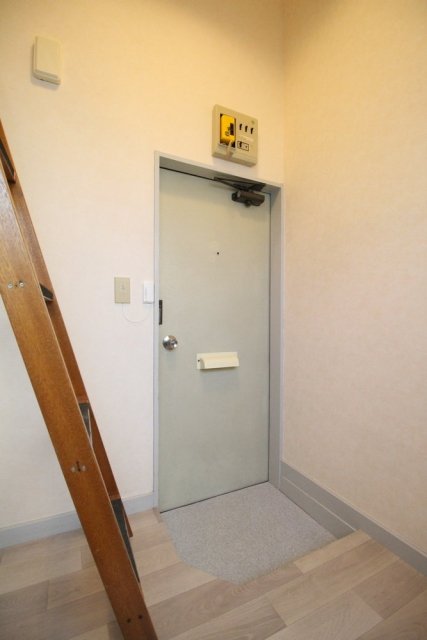 カルタス２１駒場東大前1階 玄関