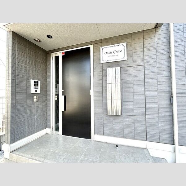 オアシスグレース303号室 正面入口