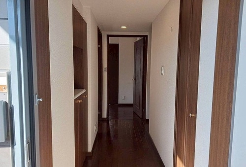 ライオンズマンション菊川リバーサイド4階 共有部からの室内　※2026.3撮影