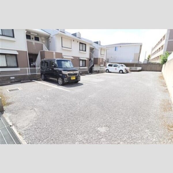 ロイヤルタウン泉　D 駐車場