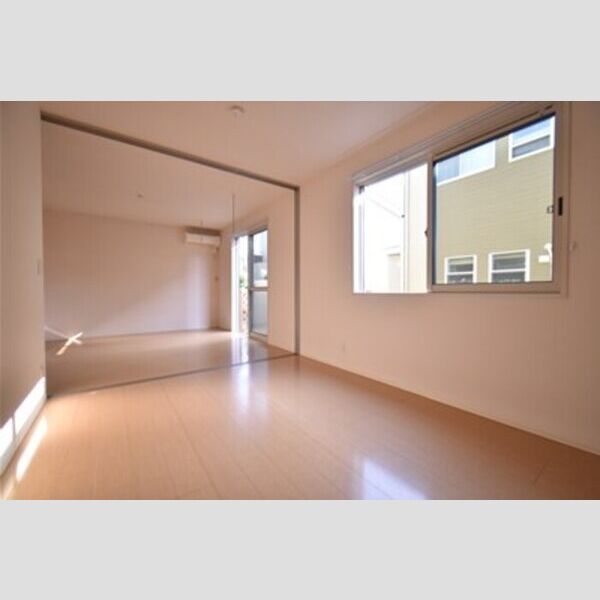 リバーストーン C101号室 居室とリビングダイニング