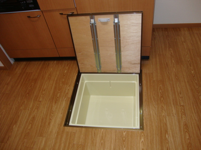 コンフォース弐番館 床下収納