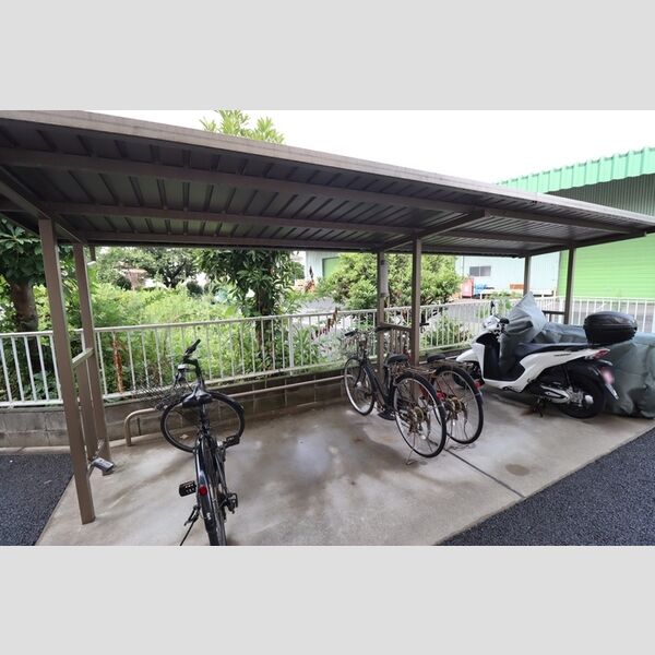 グロリアス 駐輪場