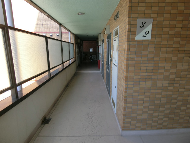 プラザ田町2階 明るい共用部分