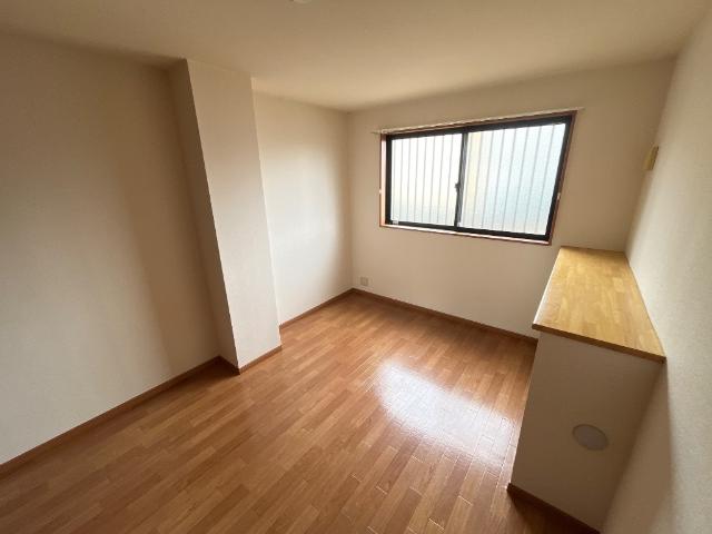 シャトー・ル・レーヴ壱番館108号室 洋室