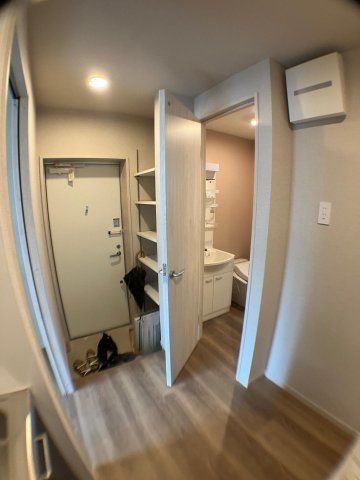 Bellevue石名坂 靴棚脇のドアからは独立洗面台、トイレ、バスに入れます