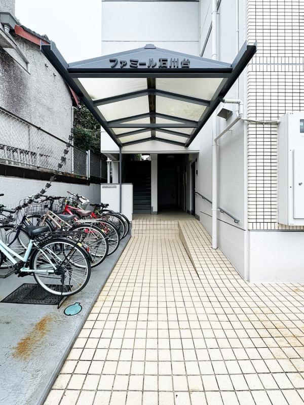 ファミール石川台1階 エントランス
