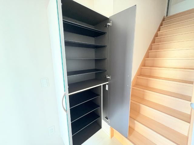 Ivy Field Ⅰ (アイヴィー フィールド ワン)202号室 シューズボックス