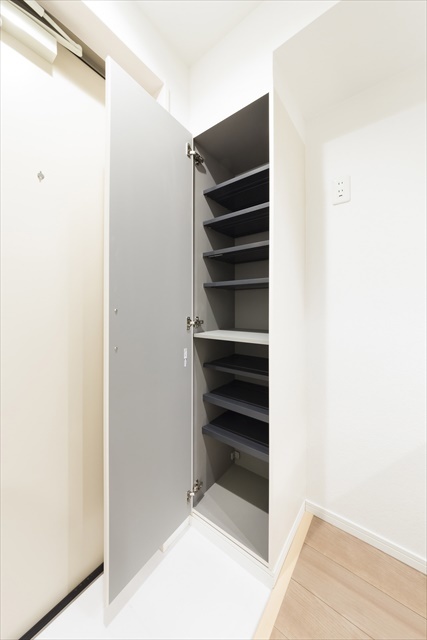 ラ・グリシーナ1階 玄関