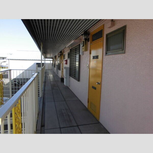 サンパレストミタ 2階玄関前共用廊下