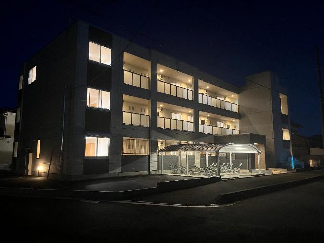 シクーロ 外観写真（夜）