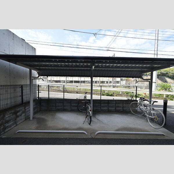 ハーモニーひの203号室 屋根付き駐輪場