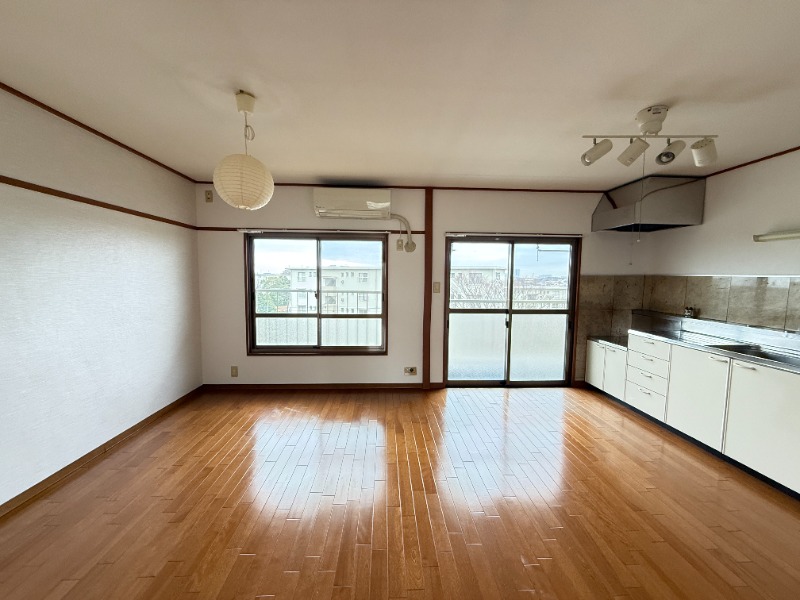 金杉台団地 ソファーのダイニングテーブルも置けます