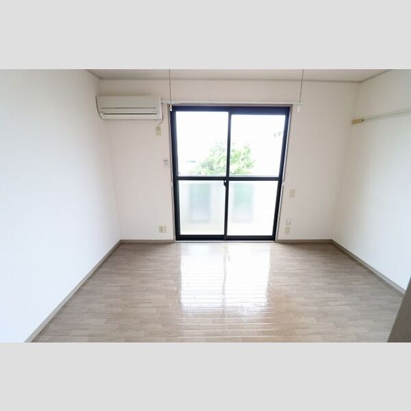 フライハイツラオム 居室