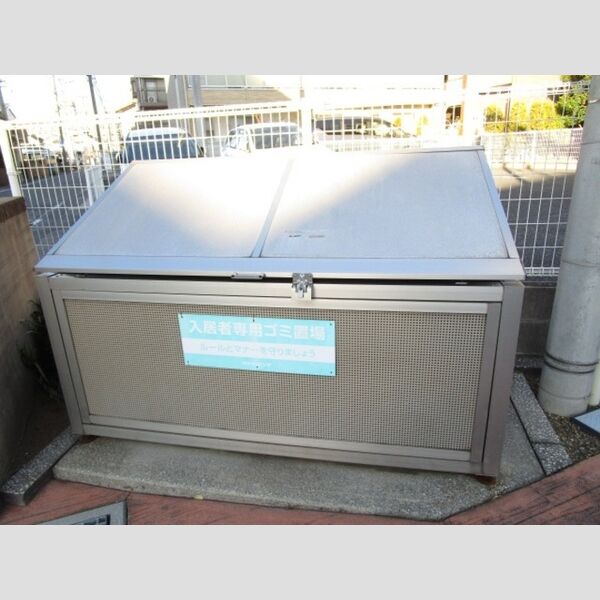 メゾン・ド・ヴェルーフ 入居者専用ゴミストッカー