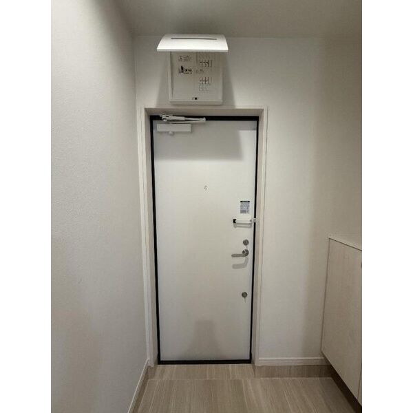 カルベローナ203号室 玄関