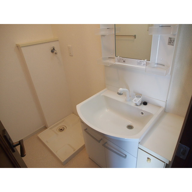 小杉邸ⅡA号室 大きめの独立洗面台も完備